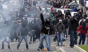 Both teams go into the match with realistic title hopes, with lazio in fourth and four points off leaders napoli with a game in hand. Roma V Lazio Fans Stabbed And Brutal Clashes With Police Mar Rome Derby Daily Mail Online