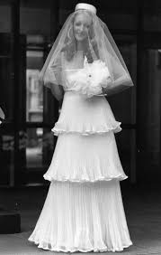 È dotato di maniche svasate, un treno e una chiusura zip sul retro con un gancio e un occhio per il dettaglio del. Abiti Da Sposa Anni 70 Pinkblog