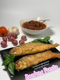 Ikan Bandeng presto,paling enak di santap dengan cocolan sambal bawang nih gaess…😋😄 IKAN BANDENG PRESTO =================== By : @nglaisui ============ BAHAN: ======= -1kg ikan bandeng. -11/2sdm garam. -1sdm cuka. -15lbr daun salam,sobek”. -