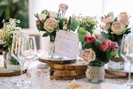 Allora perché non un'altra idea è quella di trovare un gancio in metallo dalle forme eleganti e decorarlo con piccole rose bianche o avorio, nastrini e perline a volontà. I Segnaposto Degli Invitati Al Matrimonio