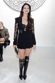 Her music videos are styled after the '50s and '60s aesthetic and are very appealing to the eye. Lana Del Rey Style Lana Del Rey Fashion Pictures
