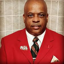 En 1950, Charles M. Schulz introdujo al mundo a Peanuts, y con él, dos de  los personajes más queridos de la historia del cómic: Charlie Brown y  Snoopy. Snoopy apareció por primera