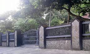 Kami mengumpulkan gambar fanttastis ini dari internet dan memilih yang terbaik untuk anda. Desain Pagar Rumah Besi Radea