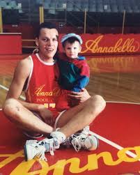Montenegro comenzó a jugar baloncesto a los 5 años, aprovechando su escasa altura a. A 5tj1uci6w 7m