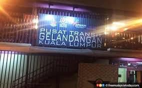 Kewujudan gelandangan di kuala lumpur dilihat sebagai isu yang semakin serius dan boleh menimbulkan risiko kacau ganggu serta menjejaskan kebersihan dan imej bandaraya kuala lumpur. pusat transit gelandangan kuala lumpur telah dibangunkan sebagai salah satu inisiatif kerajaan. 2 Beradik Gelandangan Harap Bapa Datang Bawa Pulang Beraya Free Malaysia Today Fmt