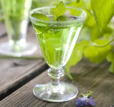 Una settimana dosi per 10 grammi di foglie fresche di basilico genovese 50 grammi di scorze di limone non trattato 400 ml di. Liquore Al Basilico E Vino Bianco Ricetta Base Ginger Tomato