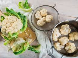 Divide la coliflor en ramilletes, cortándolos del tronco central.también te recomiendo pelar el tallo central con un pelador para quitarle las fibras más duras y aprovechar el interior. Esta Es La Forma Correcta De Cocinar Coliflor
