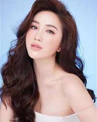 Ngọc Trinh tự thưởng đồng hồ hơn 1,8 tỷ đồng; Chi Pu sexy hết cỡ diện trang  phục bikini