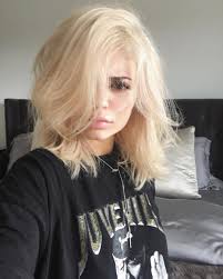 Kyliejenner In Bu Instagram Fotografini Gor 2 6mn Begenme Jenner Hair Blonde Hair Dark Eyebrows Short Blonde Hair