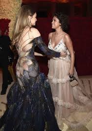 Whether it's selena gomez, gigi hadid, justin bieber, or the kardashians, we're committed to providing you with information on all your favorite actors, singers also, if bella and selena and the weeknd bumped into each other, what do you think would've been said or what would've happened? Selena Gomez And Gigi Hadid Hug Inside 2018 Met Gala Gigi And Selena Friends Despite Bella Weeknd Drama