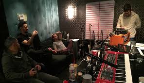Kunjungi juga artikel menari dari kami menghasilkan uang dengan blog, belajar seo, buat usaha, info usaha. Update Album Baru Linkin Park 2016 3 Linkin Park Fans Indonesia