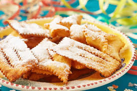 Le chiacchiere sono uno dei dolci tipici di carnevale, con qualche variante (e con nomi diversi) si preparano in tutta italia e sono sempre molto apprezzate. Chiacchiere La Ricetta Originale Per Farle Gonfie E Friabili Buttalapasta