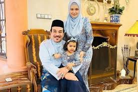 Personal siti nurhaliza yang memiliki nama lengkap dengan gelar datin seri siti nurhaliza binti tarudin lahir di kampung awah, temerloh, pahang, malaysia, pada tanggal 11 januari 1979. 7 Potret Bahagia Siti Nurhaliza Rayakan Lebaran Bersama Keluarga