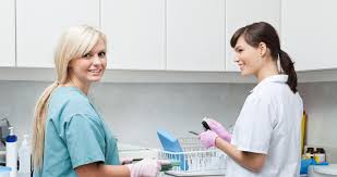 Sekalian saya jadikan tips ke dokter gigi pada saat pandemi aja lha ya, pilihan kami itu, hehe. Dokter Dokter Asisten Dokter Uraian Tugas Asisten Gigi Tanggung Jawab Dasar Dan Tambahan