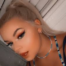 Mia Grant's Instagram, Twitter & Facebook