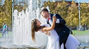 Vor lauter vorfreude beginnt für viele frauen die suche nach einem brautkleid bereits direkt nach der verlobung. Hochzeits Kosten Check Pompos Heiraten Fur Wenig Geld Leben Und Sparen Bild De