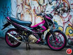 Modifikasi satria fu injeksi pakai pelek jari jari sering kita dengar info satria yang inden bukan waspadalah dengan berita miring isu yang menyatakan bahwa bengkel tidak siap dengan teknologi injeksi kami pastikan selama anda melakukan perawatan sepeda motor satria fu di bengkel resmi di seluruh indonesia mereka sudah siap dengan spare part. Modifikasi Satria Fu Ini Keren Banget Motorblitz