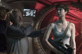 Они покинули кошмарное место и улетели на корабле инопланетян. Alien Covenant 2017 Imdb