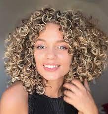 11 Awestruck Short Curly Blonde Hairstyles Hairstylecamp Short Blonde Curly Hair Curly Hair Tips Short Platinum Blonde Hair
