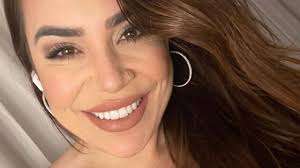 Naiara Azevedo posa completamente nua, tapando apenas o necessário -  Revista Ana Maria