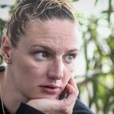 Katinka hosszú is a 31 year old hungarian swimmer. Hosszu Katinka Hosszu Katinka Robot Lettem Hatterbe Szoritottam Magam De Megfizettem Az Arat