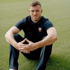 Jordan marcel gilbert veretout is a french professional footballer who plays as a midfielder for serie a club roma. Jordan Veretout Confine En Italie En Raison Du Coronavirus Papa Il Y A La Bete Dehors L Equipe