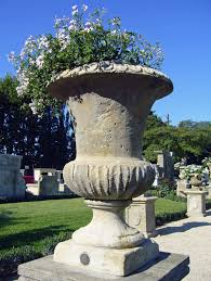 vase medicis sculpte en pierre naturelle de provence creation atelier alain bidal en provence jardiniere en pierre vase medicis vase