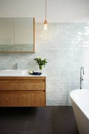 Metro Fliesen Bad Eine Trendige Und Doch Zeitlose Entscheidung Furs Badezimmer 2019 Best Modern Bathroom Tile Bathroom Tile Inspiration Wood Tile Bathroom
