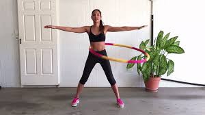 Hula hooping is not only a great workout for your abs, but it's a great way to have fun and impress your friends. Hula Hoop Reifen Test Empfehlungen 04 21 Fitforbeach