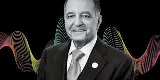 Douglas Dee's Instagram, Twitter & Facebook