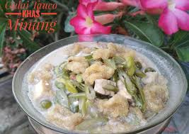 Gulai tauco sebenarnya adalah gulai buncis yang di iris halus dan ditambah dengan potongan daging, tahu dan tempe serta kerupuk kulit. Resep Gulai Tauco Khas Minang Yang Enak