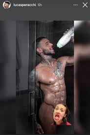 Lucas Peracchi nudo sotto la doccia (e parla di OnlyFans) - BitchyX