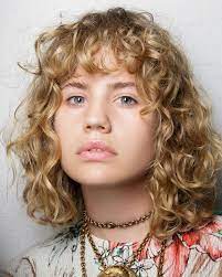 Make your hairstyle more voluminous by side sweeping your. 20 Herausragendsten Lockigen Frisuren Mit Pony Neueste Frisuren Und Haarschnitte Fur Frauen Einfache Naturliche Frisuren Curly Hair Styles Curly Hair Fringe Hairstyles With Bangs