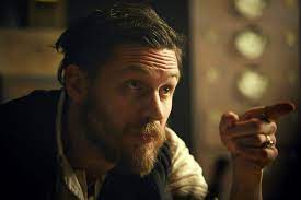 The actor stepped back in to the role of alfie solomons on thursday's episode (june 2), and completely stole the show. Peaky Blinders So Stylen Sie Die Frisuren Der Kult Serie Gq Germany