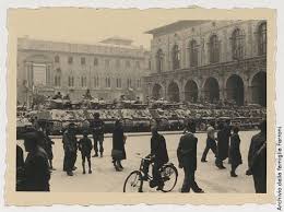 21 Aprile 1945 Ore 8 In Piazza Maggiore Bologna E Libera Fotocronaca Della Liberazione A Bologna Nelle Foto Inedit Foto Foto In Bianco E Nero Foto Vintage