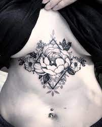 Bildet Kan Inneholde En Eller Flere Personer Og Naerbilde Art Tattoo Tattoos Floral Sternum Tattoo