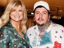 Helena isabel, agora, está morena. He Understood That He Was Destroying The Television