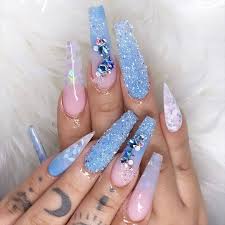 Las uñas decoradas siguen siendo una tendencia de moda hoy en día y hoy en nuestro blog queremos para hacerlo vas a necesitar piedras brillantes de colores y esmalte de uñas de diferentes colores. 2