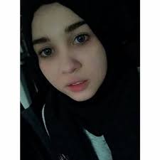 Dalam video yang diunggahnya, ia mengaku fotonya kerap ditemukan di belakang truk. Emma Maembong Beautiful Hijab Girl Pictures Beautiful