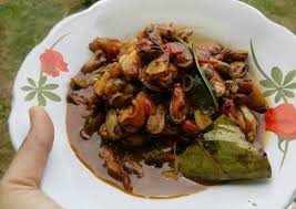 Masukkan ikan goreng, irisan tomat hijau, masak sebentar hingga tomat layu dan bumbu meresap 5. Tho0lr K Ytlhm