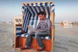 One is the classic cubesat computer and second is a google nexus one smartphone running the android operating system. Junger Mann Mit Laptop Und Computer Am Strand Fototapete Fototapeten Strandkorb Wlan Computer Myloview De