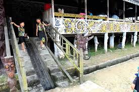 Gambar rumah adat jawa timur diatas adalah joglo situbondo yang juga disebut dengan joglo jawa timuran. Bisa Dihuni Oleh 100 Orang Inilah Keunikan Rumah Lamin Suku Dayak Semua Halaman Bobo