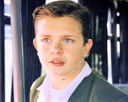 Esta imagen me recordó que desde muy jovencito esperaba con ansia la hora  de salida de la escuela para poder llegar a mi casa a devorarme la radio y  ganar pases para