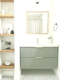 Das Gaste Badezimmer Ist Mit Einem Einfachen Ikea Waschtisch Ausgestattet Der Banyo Fikirleri Banyo Fikirler