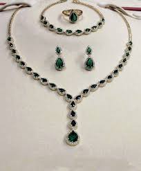 Yesi Tasli Altin Kolye Taki Seti Modelleri Gold Jewelry Necklace Jewelry Sets Diamond Jewelry Necklace