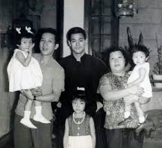 Genau wie sein vater übte brandon kampfsport aus und war in mehreren. Bruce Lee Bio Frau Sohn Tochter Grosse Gewicht Korpermasse