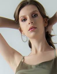 Natural hingga Bold, Berikut Gaya Makeup Karolina Shiino yang Raih Gelar  Miss Japan 2024