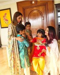 Aishwarya With Her Daughter Aaradhya Bachchan And Her Brother S Wife And Her Sons Aaradhya Bachchan Brothers Wife Aishwarya Rai