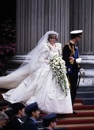 Lady kitty spencer tied the knot with billionaire beau michael lewis at weekend and her family have reacted to the wedding with emotional posts on lady kitty spencer, 30, is a british aristocrat and model and niece of the late princess diana. Prinzessin Dianas Hochzeitskleid Wird Im Kensington Palast Ausgestellt