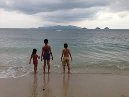 Pantai laguna samudra di kabupaten kaur merupakan pantai yang memiliki daya tarik berupa pantai indahlandai serta berpasir putih dengan air. Pesona Kalianda Menikmati Pantai Pantai Cantik Di Garis Pesisir Rajabasa Duniaindra